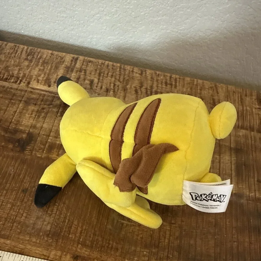 Pokémon 2022 Valentine's Day Pikachu Holding Cupcake 8” Plush Jazwares